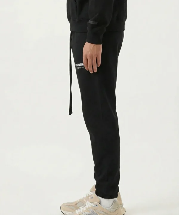 ⁦Fear of God Essentials Sweatpants - מכנס טרנינג אסנשיאלס שחור⁩ – תמונה ⁦3⁩
