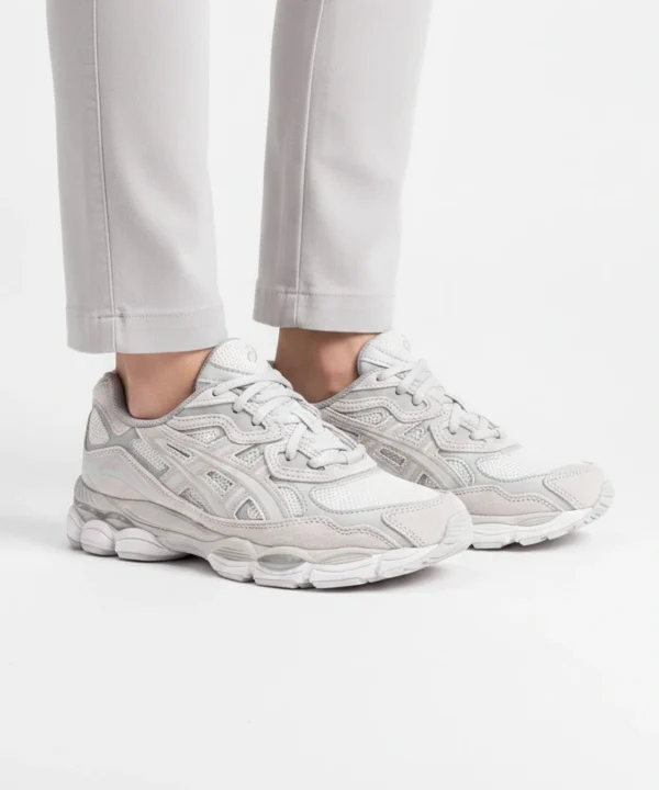 ⁦Asics GEL-NYC - סניקרס אסיקס אפור בז' נשים⁩ – תמונה ⁦2⁩