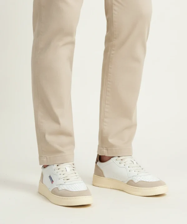 Autry Medalist Low beige-brown male model shot — דגם גבר בצבע בז' / חום