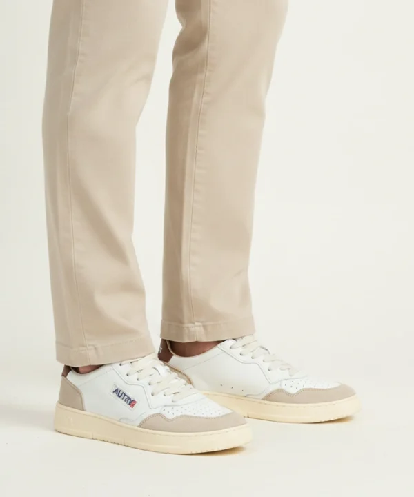 Autry Medalist Low beige-brown male model shot — דגם גבר בצבע בז' / חום