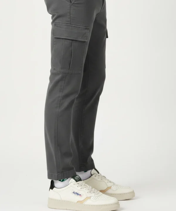 Autry Medalist Low white-green male model shot — דגם גבר בצבע לבן / ירוק כהה