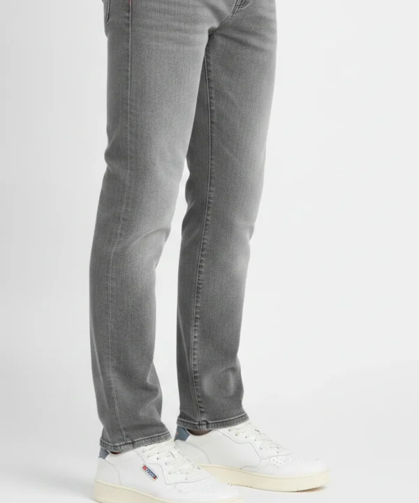 Autry Medalist Low white male model shot — דגם גבר בצבע לבן / תכלת