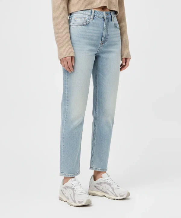 New Balance 204L female model shot