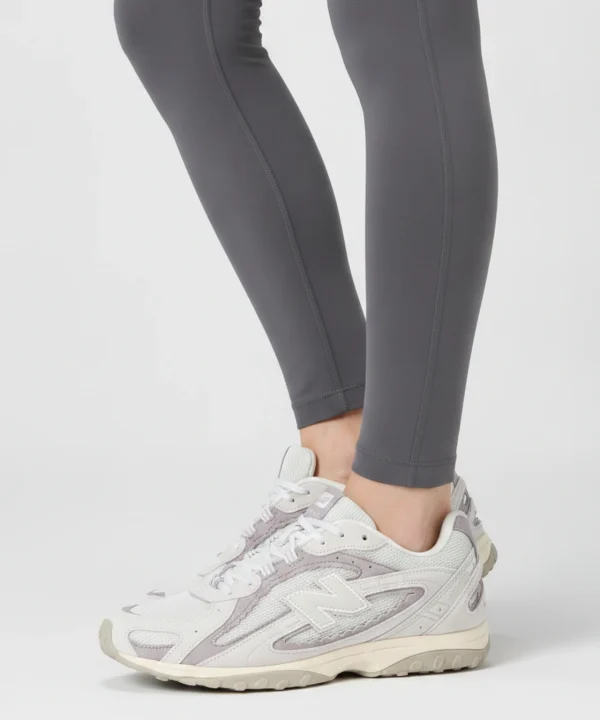 ⁦New Balance 204L - סניקרס ניו באלאנס אפור סגול נשים⁩ – תמונה ⁦2⁩